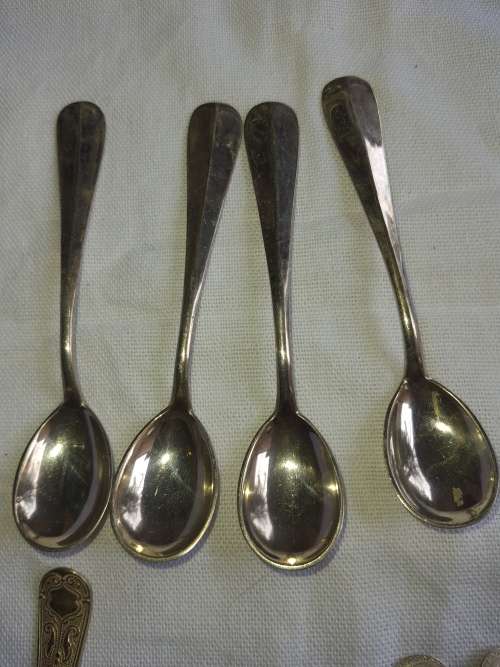 A JOBLOT VINTAGE EPNS ENGLISH TEASPOONS SOLD AS IS