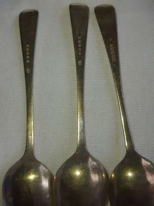 A JOBLOT VINTAGE EPNS ENGLISH TEASPOONS SOLD AS IS