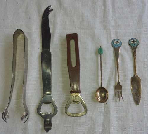 A VINTAGE COLLECTION OF BOTTLE OPENERS
