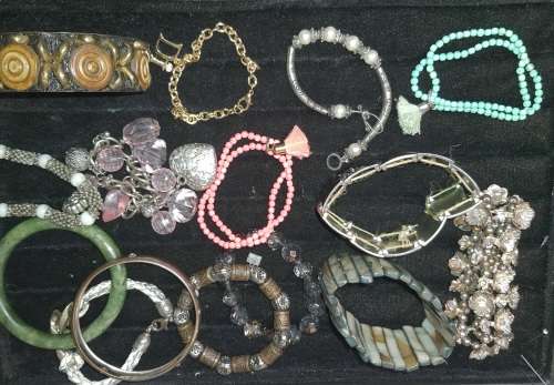 A VINTAGE COLLECTION OF BANGLES AND BRACELETS SOLD AS IS