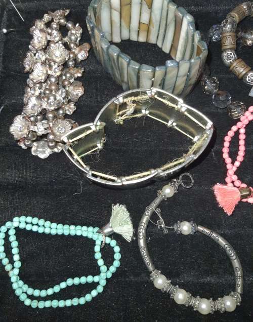 A VINTAGE COLLECTION OF BANGLES AND BRACELETS SOLD AS IS