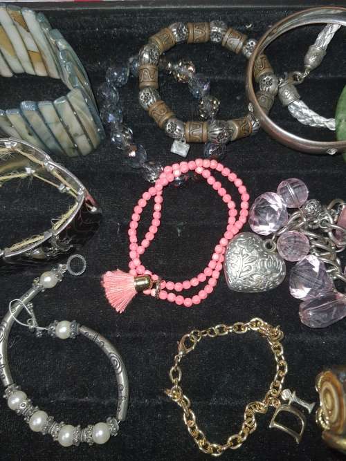 A VINTAGE COLLECTION OF BANGLES AND BRACELETS SOLD AS IS