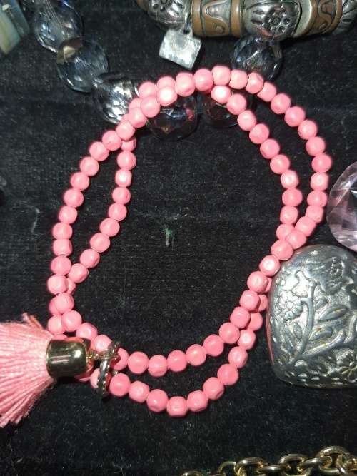 A VINTAGE COLLECTION OF BANGLES AND BRACELETS SOLD AS IS