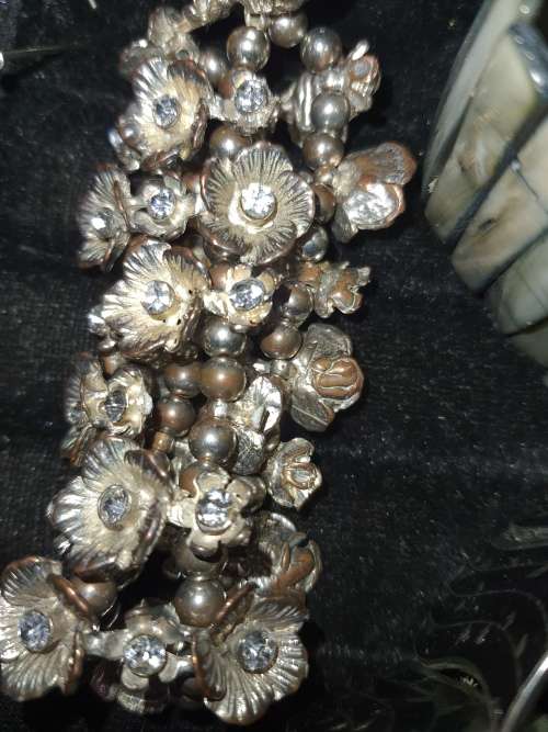 A VINTAGE COLLECTION OF BANGLES AND BRACELETS SOLD AS IS