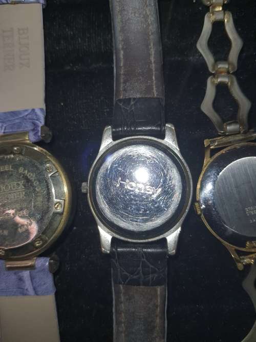 A JOBLOT VINTAGE QUARTZ WATCHES SOLD AS IS NOT TESTED