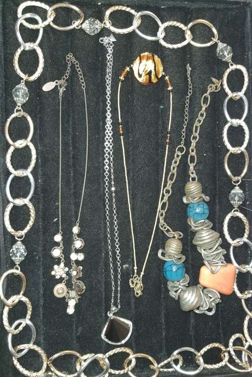 A COLLECTION OF COSTUME NECKLACES AND PENDANTS