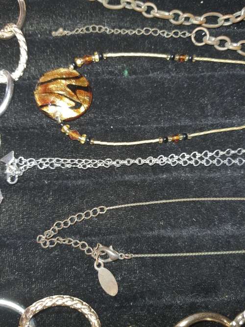 A COLLECTION OF COSTUME NECKLACES AND PENDANTS