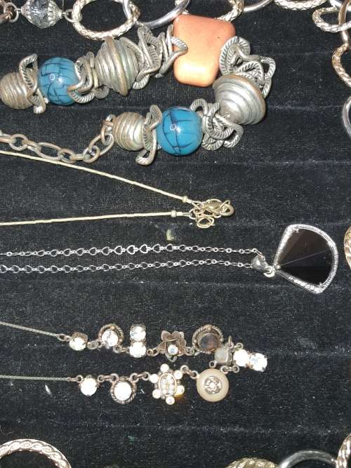A COLLECTION OF COSTUME NECKLACES AND PENDANTS
