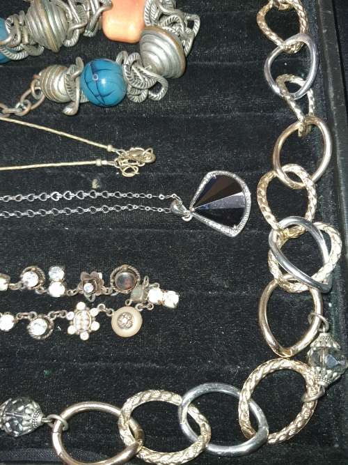 A COLLECTION OF COSTUME NECKLACES AND PENDANTS