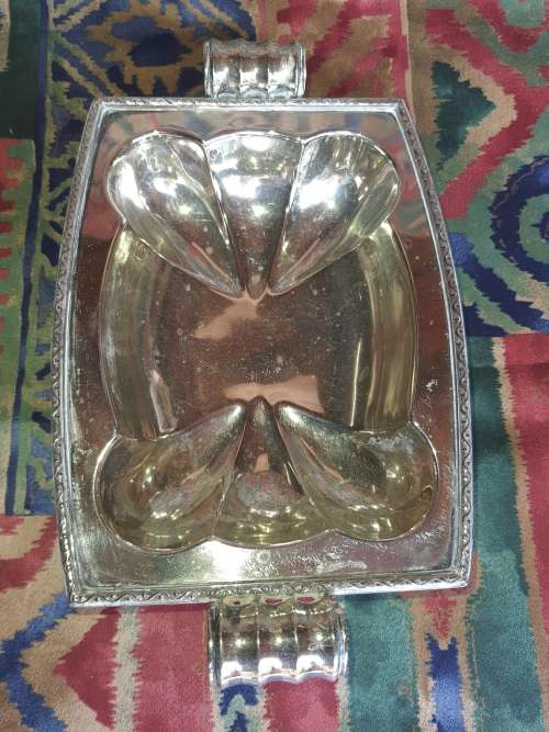 AN ORNATE SIVER PLATED SWEATS BOWL IN GOOD CONDITION SOLD AS IS