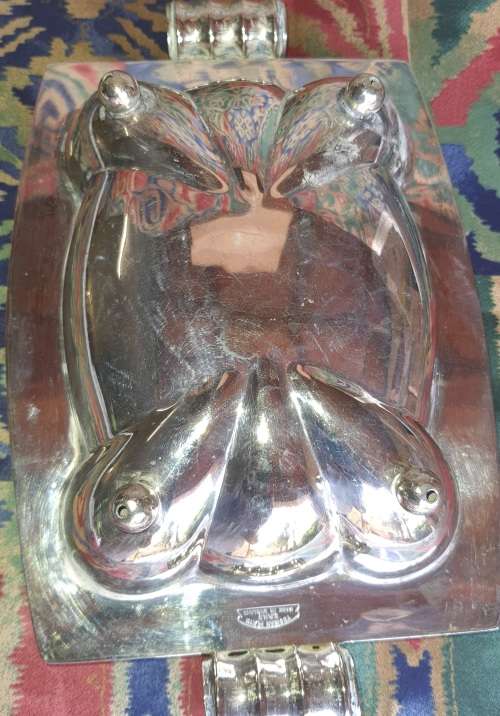 AN ORNATE SIVER PLATED SWEATS BOWL IN GOOD CONDITION SOLD AS IS