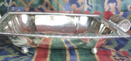 AN ORNATE SIVER PLATED SWEATS BOWL IN GOOD CONDITION SOLD AS IS