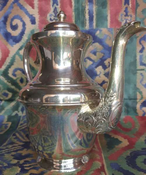A VINTAGE ORNATE TEA KETTLE MADE BY REGAL AI SPC SOLD AS IS