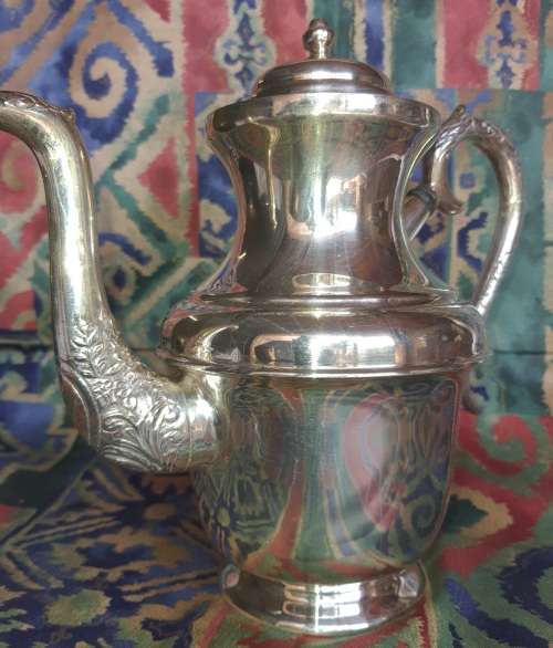 A VINTAGE ORNATE TEA KETTLE MADE BY REGAL AI SPC SOLD AS IS