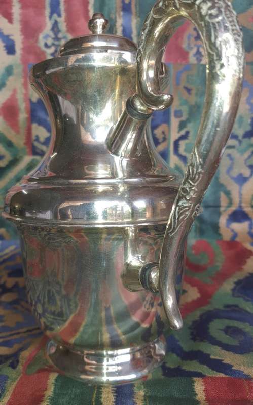 A VINTAGE ORNATE TEA KETTLE MADE BY REGAL AI SPC SOLD AS IS