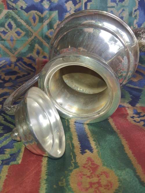 A VINTAGE ORNATE TEA KETTLE MADE BY REGAL AI SPC SOLD AS IS