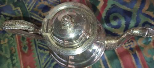 A VINTAGE ORNATE TEA KETTLE MADE BY REGAL AI SPC SOLD AS IS