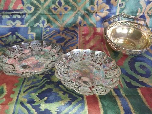 A VINTAGE JOBLOT EPNS AND SILVER PLATED SWEATS AND CONDOMENTS  TRAYS AND A BOWL SOLD AS IS