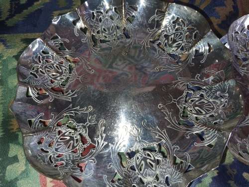 A VINTAGE JOBLOT EPNS AND SILVER PLATED SWEATS AND CONDOMENTS  TRAYS AND A BOWL SOLD AS IS
