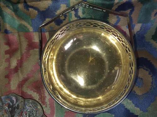 A VINTAGE JOBLOT EPNS AND SILVER PLATED SWEATS AND CONDOMENTS  TRAYS AND A BOWL SOLD AS IS