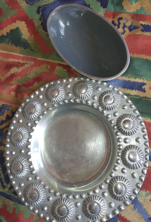 TWO VINTAGE ALLUMINIUM ALLOY  PLATE AND A BOWL IN MINT CONDITION SOLD AS IS