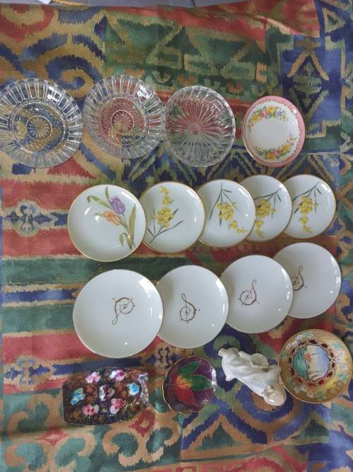 A COLLECTION OF CANOP`E PPRCELLAIN AND GLASS PLATES SOLD AS IS
