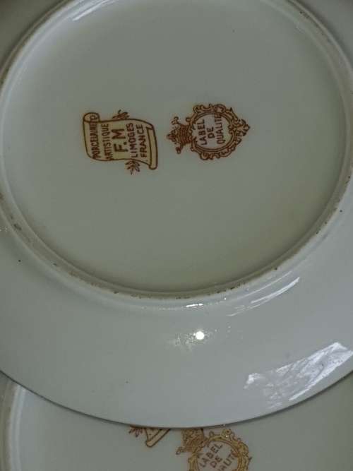A COLLECTION OF CANOP`E PPRCELLAIN AND GLASS PLATES SOLD AS IS