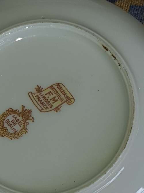 A COLLECTION OF CANOP`E PPRCELLAIN AND GLASS PLATES SOLD AS IS