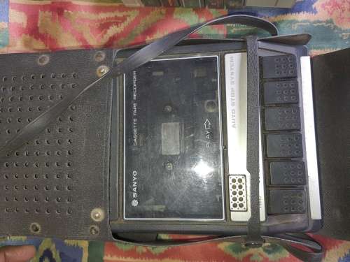 2 VINTAGE 8 TRACK CASSETTE PLAYERS SOLD AS IS NOT TESTED