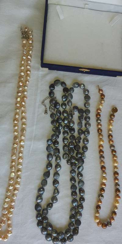 A COLLECTION OF GENUINE NATURAL  PEARL NECKLACES SOLD AS IS
