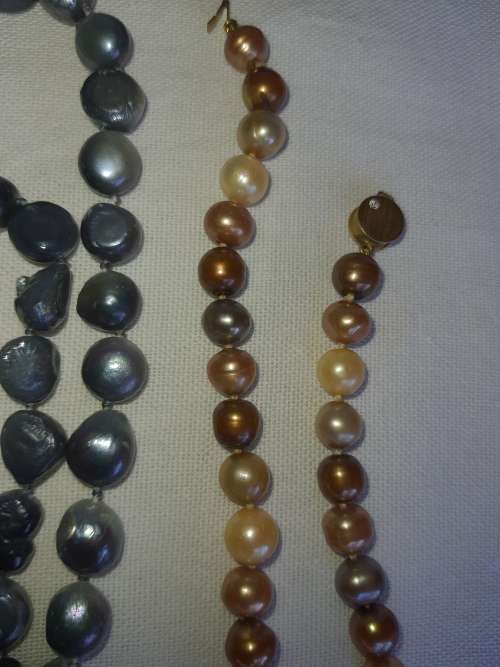 A COLLECTION OF GENUINE NATURAL  PEARL NECKLACES SOLD AS IS