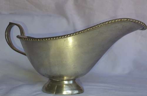 A VINTAGE ALUMINIUM ALLOY SAUCE JUG IN GOOD CONDITION SOLD AS IS