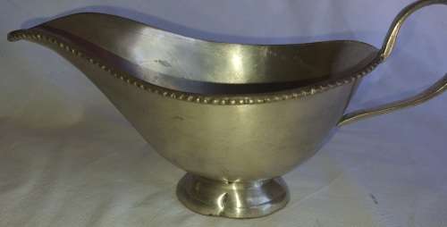 A VINTAGE ALUMINIUM ALLOY SAUCE JUG IN GOOD CONDITION SOLD AS IS