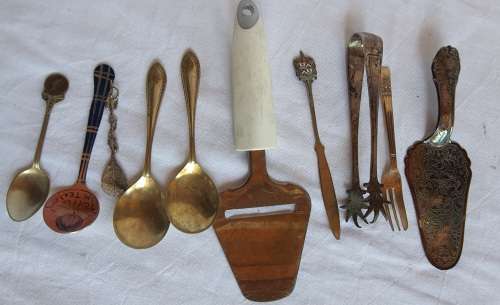 A VINTAGE JOBLOT CUTTLERY SOLD AS IS