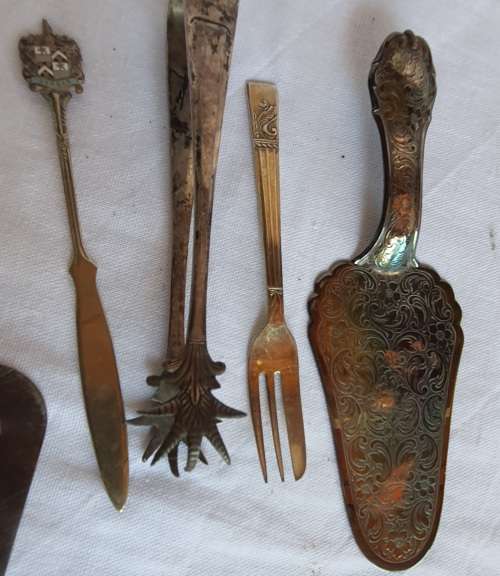 A VINTAGE JOBLOT CUTTLERY SOLD AS IS