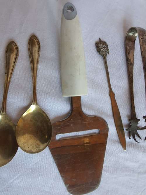 A VINTAGE JOBLOT CUTTLERY SOLD AS IS