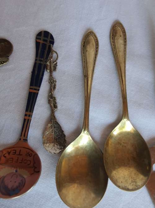 A VINTAGE JOBLOT CUTTLERY SOLD AS IS
