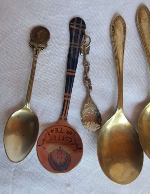 A VINTAGE JOBLOT CUTTLERY SOLD AS IS