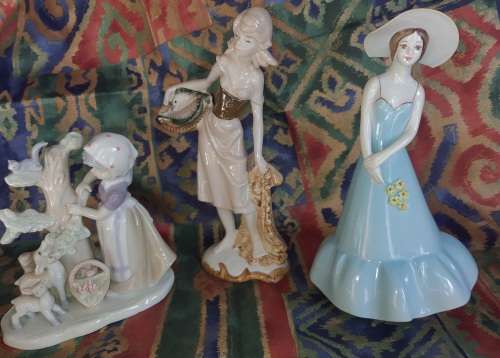 A COLLECTION OF VINTAGE PORCELAIN FIGURINES IN MINT CONDITION SOLD AS IS