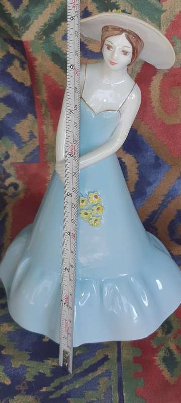 A COLLECTION OF VINTAGE PORCELAIN FIGURINES IN MINT CONDITION SOLD AS IS