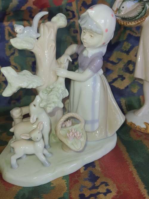 A COLLECTION OF VINTAGE PORCELAIN FIGURINES IN MINT CONDITION SOLD AS IS