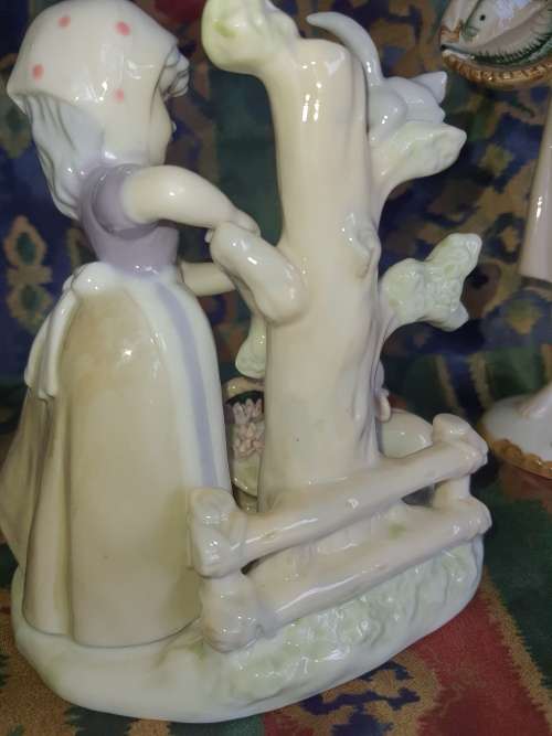 A COLLECTION OF VINTAGE PORCELAIN FIGURINES IN MINT CONDITION SOLD AS IS