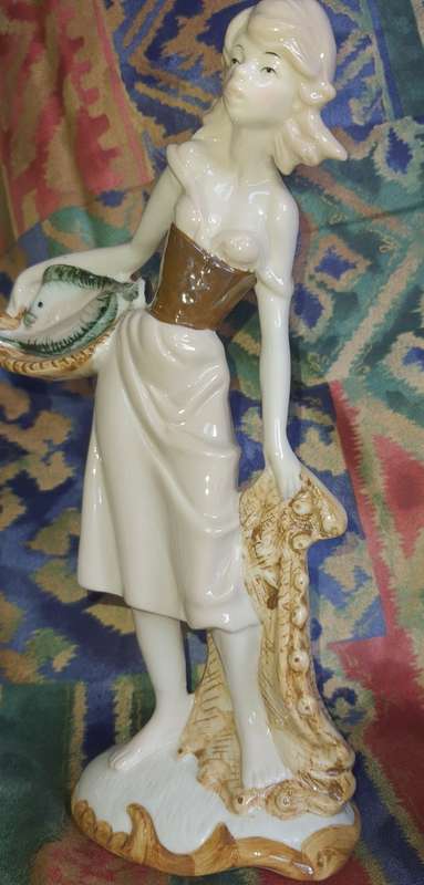 A COLLECTION OF VINTAGE PORCELAIN FIGURINES IN MINT CONDITION SOLD AS IS