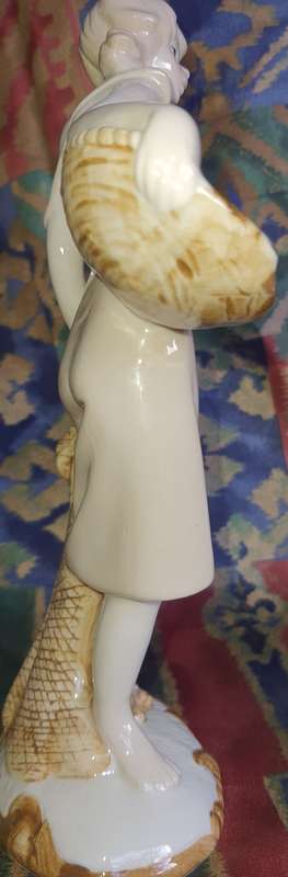 A COLLECTION OF VINTAGE PORCELAIN FIGURINES IN MINT CONDITION SOLD AS IS