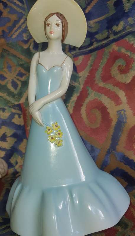 A COLLECTION OF VINTAGE PORCELAIN FIGURINES IN MINT CONDITION SOLD AS IS