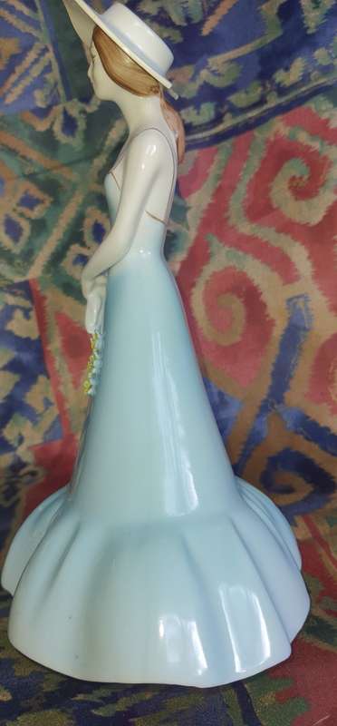 A COLLECTION OF VINTAGE PORCELAIN FIGURINES IN MINT CONDITION SOLD AS IS
