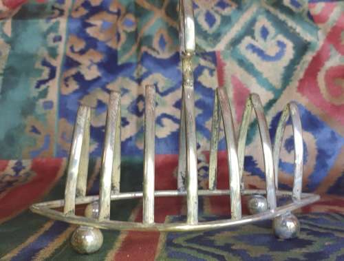 A SILVER PLATED TOAST STAND IN GOOD CONDITION SOLD AS IS