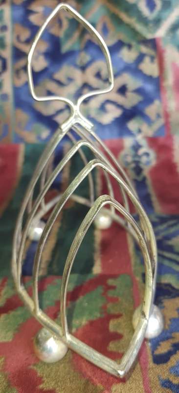A SILVER PLATED TOAST STAND IN GOOD CONDITION SOLD AS IS