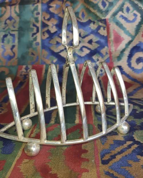A SILVER PLATED TOAST STAND IN GOOD CONDITION SOLD AS IS