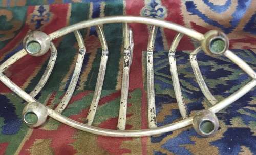 A SILVER PLATED TOAST STAND IN GOOD CONDITION SOLD AS IS